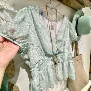 Beautiful mint dream floral boho blouse w shabby chic resort vacay vibe